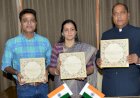 मुख्यमंत्री ने चम्बा कशीदाकारी पर लिखित पुस्तक का विमोचन किया