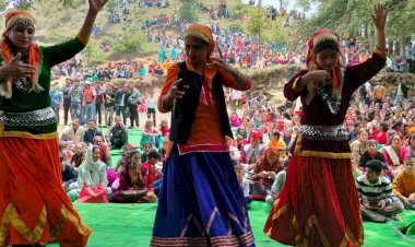 नुक्कड़ नाटक के माध्यम से सिरमौर के ग्रामीण क्षेत्रों में कलाकारों ने सरकार की योजनाओं की दी जानकारी