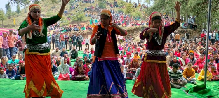 नुक्कड़ नाटक के माध्यम से सिरमौर के ग्रामीण क्षेत्रों में कलाकारों ने सरकार की योजनाओं की दी जानकारी