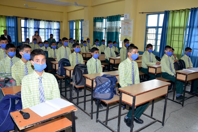 राज्यपाल ने सोलन में स्कूल के विद्यार्थियों से संवाद किया