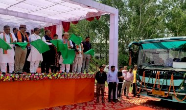 मुख्यमंत्री ने हिमाचल पथ परिवहन निगम की बसों के नए बेड़े को हरी झंडी दिखाकर रवाना किया