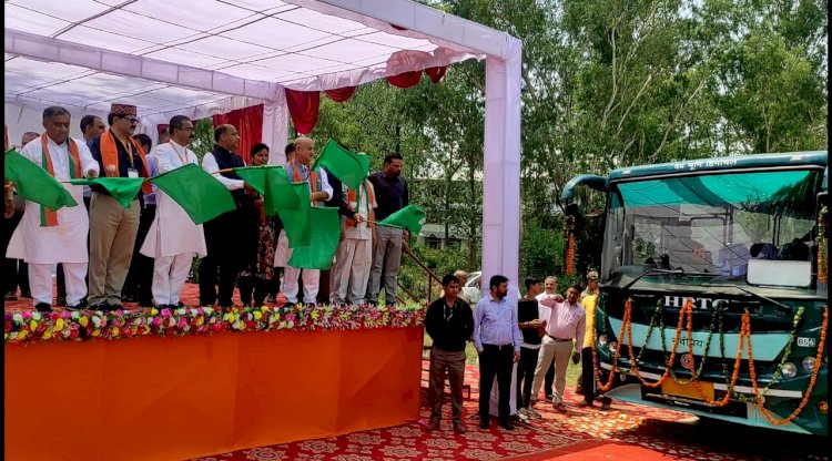 मुख्यमंत्री ने हिमाचल पथ परिवहन निगम की बसों के नए बेड़े को हरी झंडी दिखाकर रवाना किया