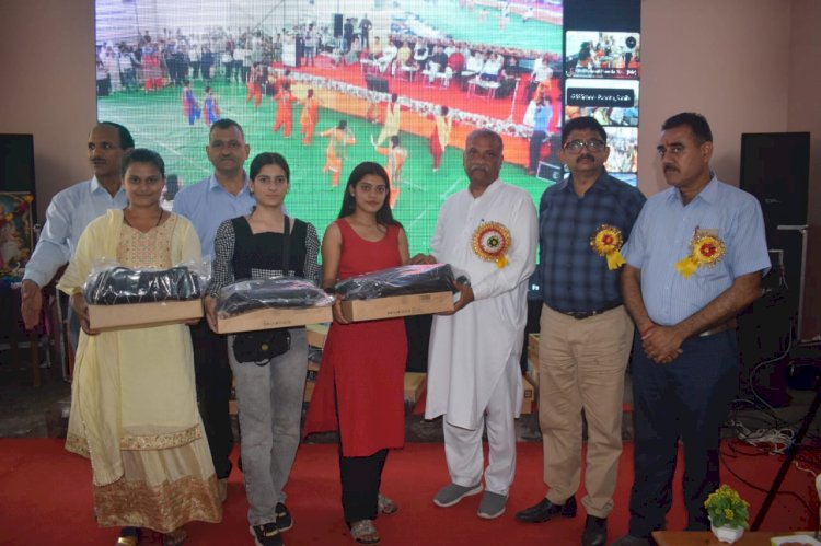 सुखराम चौधरी डा बिंदल और रीना कश्यप ने मेधावी विद्यार्थियों को वितरित किए लैपटॉप