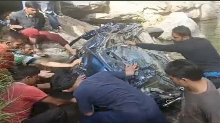 शिमला के नेरवा में 700 मीटर गहरी खाई में गिरी कार , एक की मौत