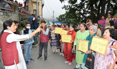 प्रतिभा सिंह के बयान पर भड़की भाजपा महिला मोर्चा , डीसी ऑफिस के बाहर किया प्रदर्शन , माफी मांगने की उठाई मांग