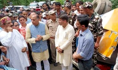 मुख्यमंत्री ने कुल्लू बस दुर्घटना स्थल का दौरा किया पीड़ितों से भेंट कर संवेदना व्यक्त की