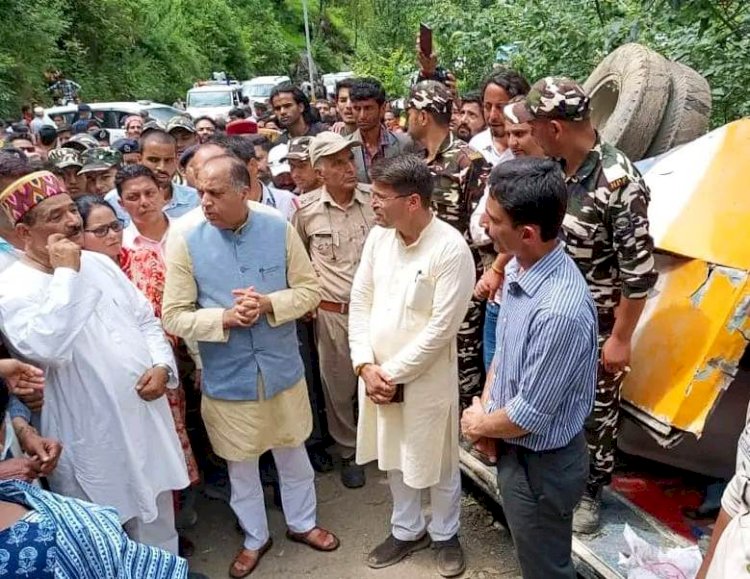 मुख्यमंत्री ने कुल्लू बस दुर्घटना स्थल का दौरा किया पीड़ितों से भेंट कर संवेदना व्यक्त की