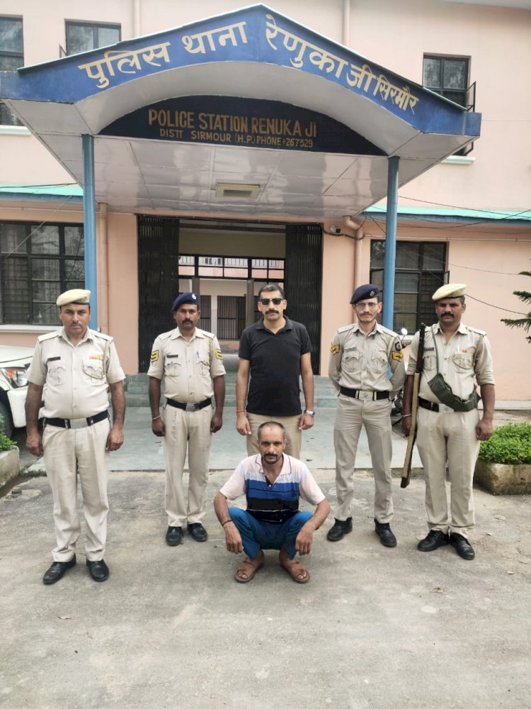 पुलिस ने ददाहू में एक नकली सीबीआई अधिकारी को दबोचा  आरोपी हेम राज पुत्र दीप राम निवासी बलग पंचकुला हरियाणा से