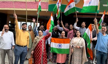 शिमला, डॉ सिकंदर कुमार राज्यसभा सांसद ने भाजपा मुख्यालय चक्कर में आयोजित हर घर तिरंगा कार्यक्रम में भाग लिया।
