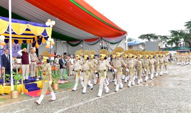 मुख्यमंत्री ने जिला सिरमौर के सराहां में राज्य स्तरीय स्वतंत्रता दिवस समारोह की अध्यक्षता की  मुख्यमंत्री ने राष्ट्रीय ध्वज फहराया तथा राज्य पुलिस, गृह रक्षक, एनसीसी, एनएसएस की टुकड़ियों से सलामी ली