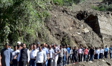 मुख्यमंत्री ने मण्डी जिला के आपदा प्रभावित क्षेत्रों का दौरा किया प्रभावितों को प्रदान की 44 लाख रुपये की सहायता राशि