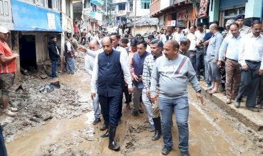 मुख्यमंत्री ने बाढ़ प्रभावित थुनाग क्षेत्र का दौरा कर राहत कार्यो में तेजी लाने के निर्देश दिए