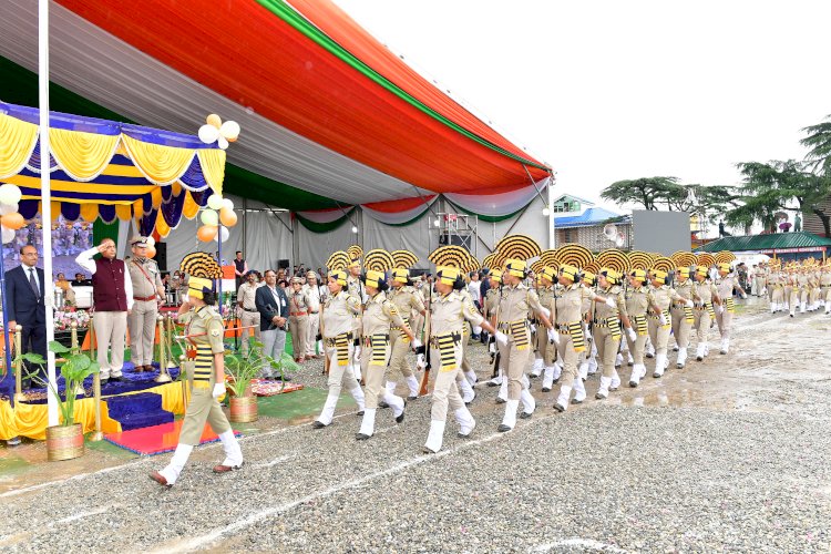 मुख्यमंत्री ने जिला सिरमौर के सराहां में राज्य स्तरीय स्वतंत्रता दिवस समारोह की अध्यक्षता की  मुख्यमंत्री ने राष्ट्रीय ध्वज फहराया तथा राज्य पुलिस, गृह रक्षक, एनसीसी, एनएसएस की टुकड़ियों से सलामी ली