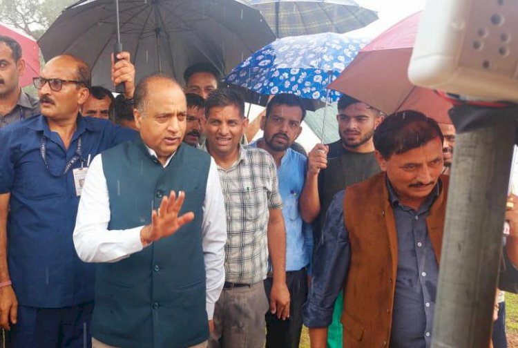 मुख्यमंत्री ने चम्बा जिले के सिहुंता क्षेत्र में भारी बारिश से प्रभावित परिवारों के राहत शिविर का दौरा किया