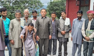 जमीनों का मालिकाना हक देने की माँग  डीसी को ज्ञापन सौंपा शिलाई क्षेत्र के ग्रामीणों ने