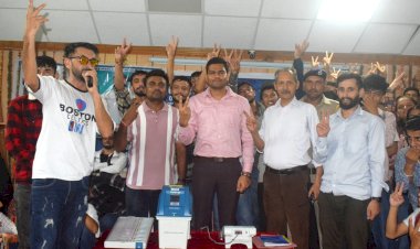 दिलीप सिरमौरी ने डिग्री काॅलेज नाहन में युवाओं को मतदान के लिए किया जागरूक