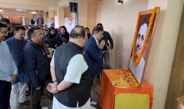 पंडित दीनदयाल उपाध्याय की 106वी जन्मजयंती पर भाजपा मुख्यालय दीपकमल में पुष्पांजलि अर्पित की