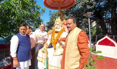 महाराजा अग्रसेन की प्रतिमा पर माल्यार्पण किया