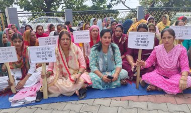 . गुर्जर समुदाय की महिलाओं ने धरना लगाया   7.5 प्रतिशत  आरक्षण कोटे को रखा जाए सुरक्षित