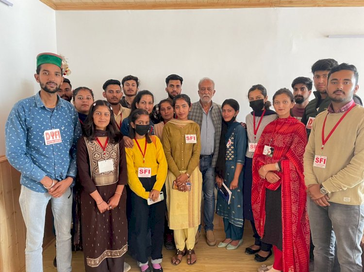 छात्रों व युवाओं की मांगों को लेकर एसएफआई व नौजवान सभा ने विधायक राकेश सिंघा को सौंपा ज्ञापन