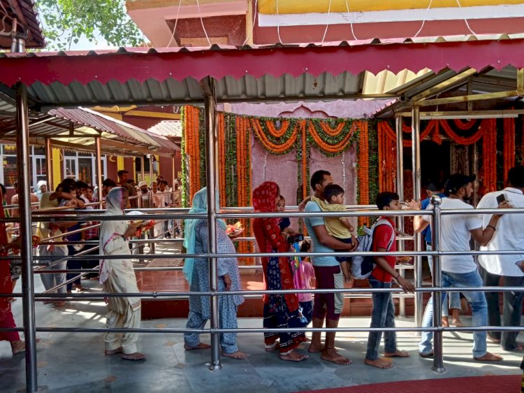 आश्विन नवरात्र के पहले दिन मां के जयकारों से गूंजा मां बाला सुंदरी मंदिर त्रिलोकपुर
