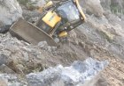 पहाड़ी गिरने से 24 घंटे से बंद है सोलन-बागथन रोड