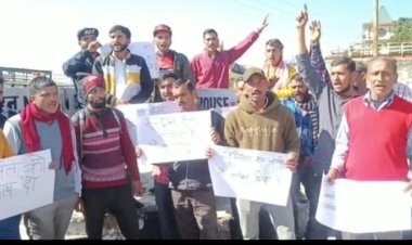 चमेंजी डबल मर्डर कांड में ग्रामीणों किया थाने घेराव, पुलिस के खिलाफ  नारेबाजी