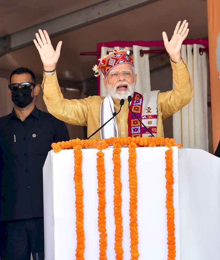 प्रधानमंत्री ने बल्क ड्रग पार्क का शिलान्यास और आईआईआईटी का उदघाटन किया, वंदे भारत एक्सप्रेस को हरी झंडी दिखाई