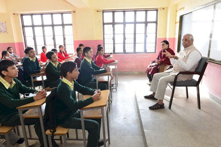 राज्यपाल ने राजकीय उत्कृष्ट वरिष्ठ माध्यमिक पाठशाला, छोटा शिमला में छात्रों से संवाद किया