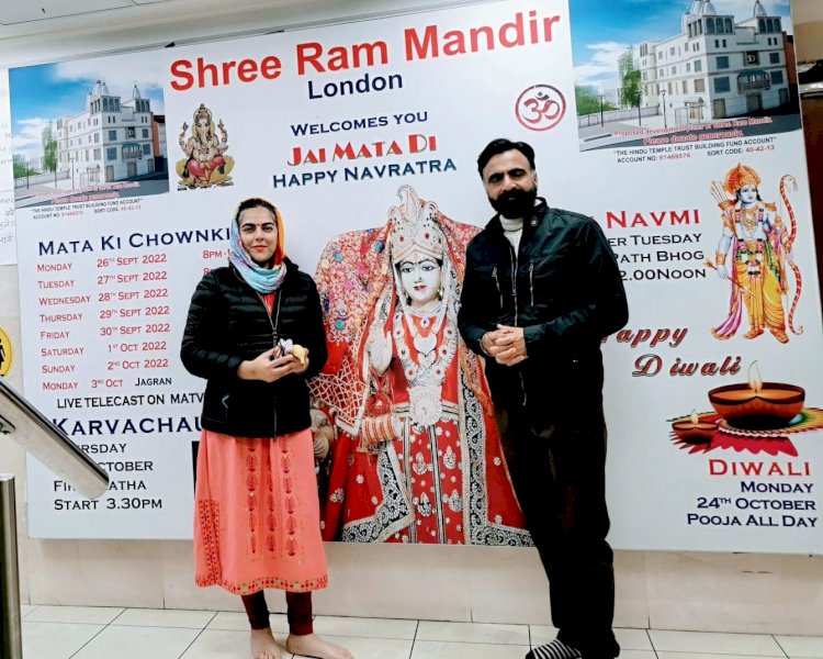 श्री  राम मन्दिर लन्दन में   दिवाली  त्यौहार में पूजा अर्चना करता  एक हिमाचली परिवार