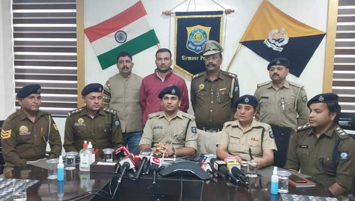 प्रेम प्रसंग ने ली माँ-बेटे की जान, पड़ोसी निकला कातिल    पुलिस द्वारा गठित एसआईटी ने गांव के ही 32 वर्षीय आरोपी को  गिरफ्तार