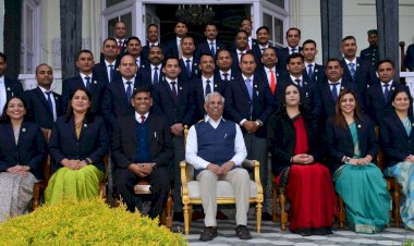 वित्त एवं लेखा सेवाएं के प्रशिक्षु अधिकारियों ने राज्यपाल से भेंट की