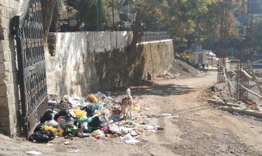 शहर के सड़कों के किनारे डाला जा रहा खुले में कचरा   -नगर परिषद के अपने सफ ाई कर्मचारी पीछे नही