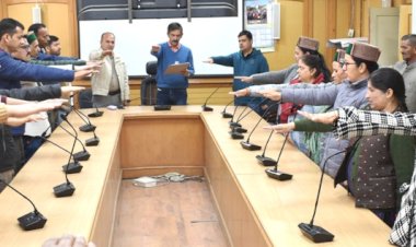 संविधान दिवस के उपलक्ष्य पर अधिकारियों व कर्मचारियों को दिलाई शपथ