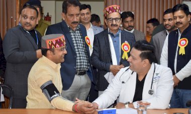 पत्रकारों की सेहत जांचने को जोनल अस्पताल धर्मशाला में लगा स्वास्थ्य कैंप