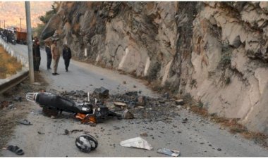 पहाड़ से अचानक पत्थर गिरा: एक की दूसरा घायल