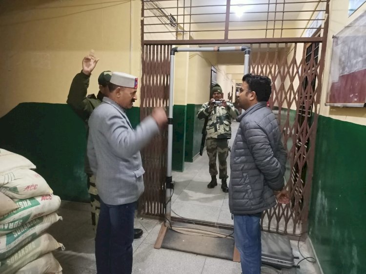 डीसी काँगड़ा ने फ़तेहपुर और ज्वाली में जाँची स्ट्रॉंग रूम की सुरक्षा व्यवस्था