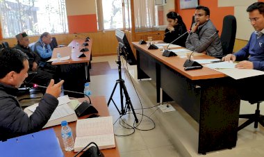 राजनीतिक दलों के प्रतिनिधियों की उपस्थिति में मतगणना कर्मचारियों की रैंडमाइजेशन संपन्न