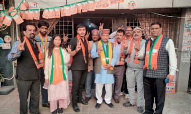 हिमाचल से दिल्ली नगर निगम के चुनाव में आए भाजपा नेता चुनाव प्रचार बंद होने के बाद हिमाचल  रबाना होने से पहले भाजपा कार्यालय पर विजय चिन्ह दिखाते हुए