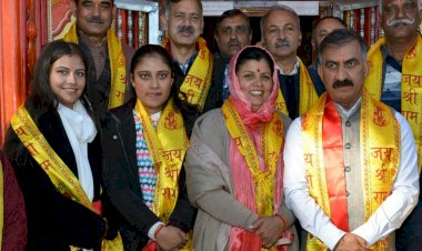 मुख्यमंत्री ने जाखू मंदिर में पूजा-अर्चना की