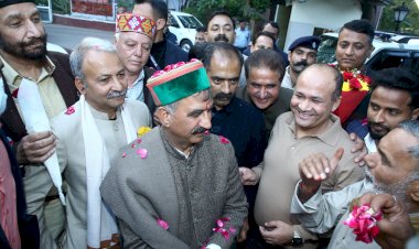 मुख्यमंत्री का नई दिल्ली पहुंचने पर गर्मजोशी से स्वागत