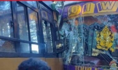 दो निजी बसों के बीच जोरदार टक्कर, हादसे में छात्रों सहित एक दर्जन यात्री घायल