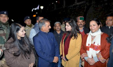 नववर्ष की पूर्व संध्या पर मुख्यमंत्री ने की पर्यटकों से बातचीत