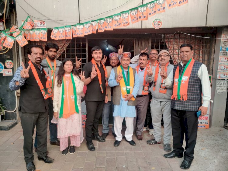 हिमाचल से दिल्ली नगर निगम के चुनाव में आए भाजपा नेता चुनाव प्रचार बंद होने के बाद हिमाचल  रबाना होने से पहले भाजपा कार्यालय पर विजय चिन्ह दिखाते हुए
