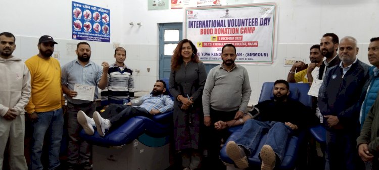 अंतरराष्ट्रीय स्वयं सेवक दिवस 20 लोगों ने रक्तदान किया