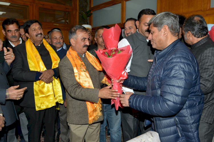 हिमाचल प्रदेश के अधिकारियों व कर्मचारियों ने मुख्यमंत्री का स्वागत किया