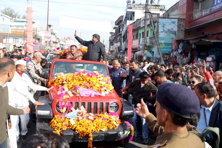 उप-मुख्यमंत्री का गृह जिला पहुंचने पर गर्मजोशी से स्वागत किया गया