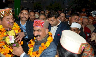 मुख्यमंत्री का मनाली पहुंचने पर गर्मजोशी के साथ स्वागत किया गया