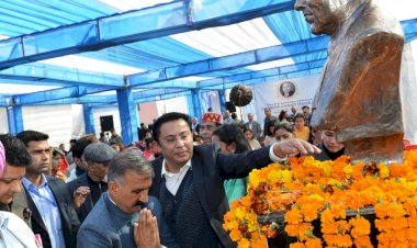 मुख्यमंत्री ने खनियारा में न्यायमूर्ति मेहर चंद महाजन की प्रतिमा का अनावरण किया