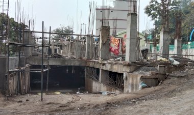 नप ने नही किया लाखों का भुगतान......  ऐतिहासिक पक्का तालाब के किनारे बन रही पार्किंग निर्माण चल रहा है कछुआ गति से